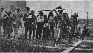 Imagen: Un hombre “compitiendo” en los Anthropology Days. Wikimedia Commons